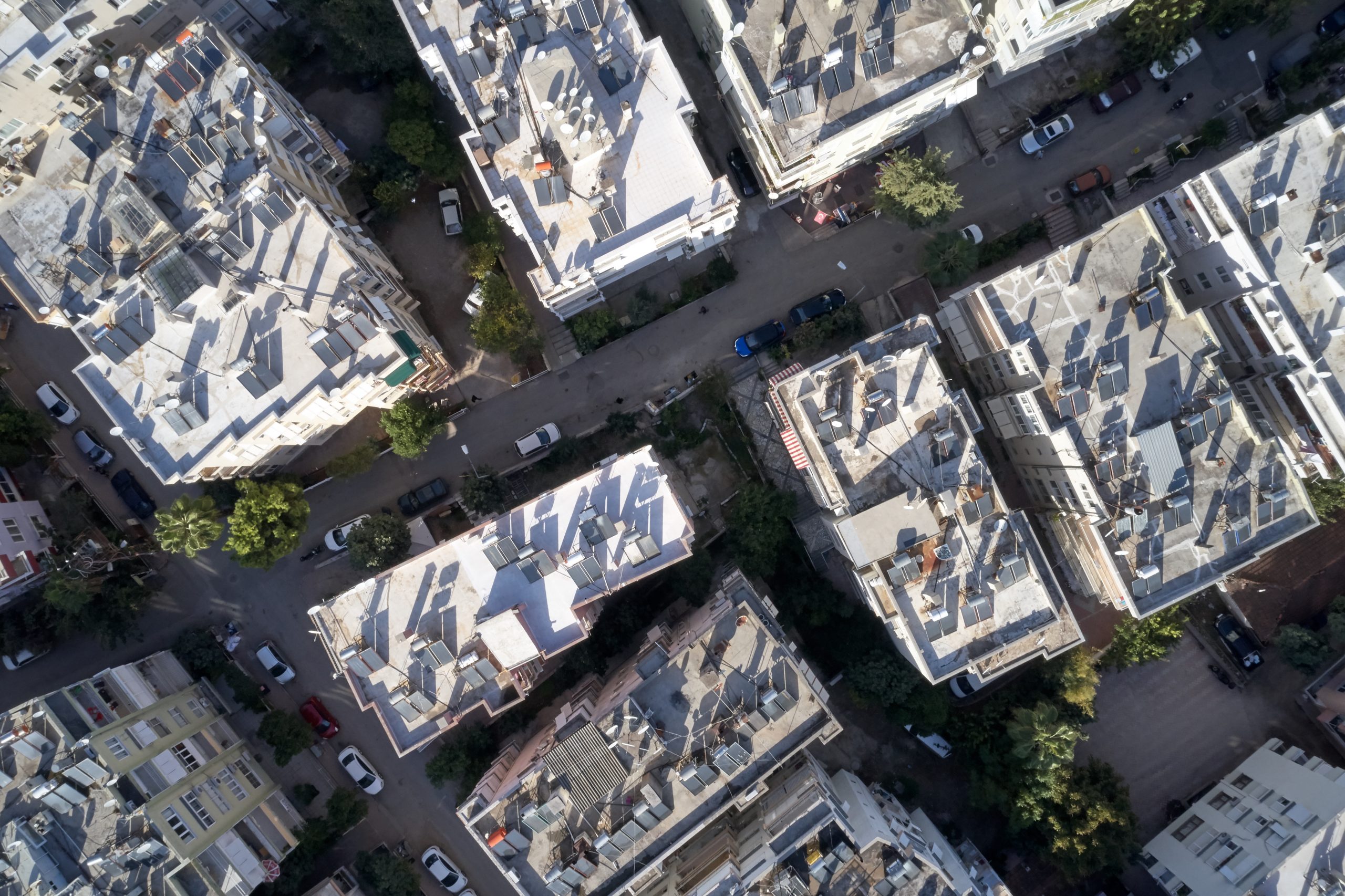 azoteas de edificios de Madrid con paneles fotovoltaicos y termicos ecosostenibles despues de realizar el Plan de rehabilitación Madrid
