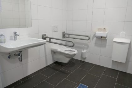 baño adaptado y accesible para persona con movilidad reducida