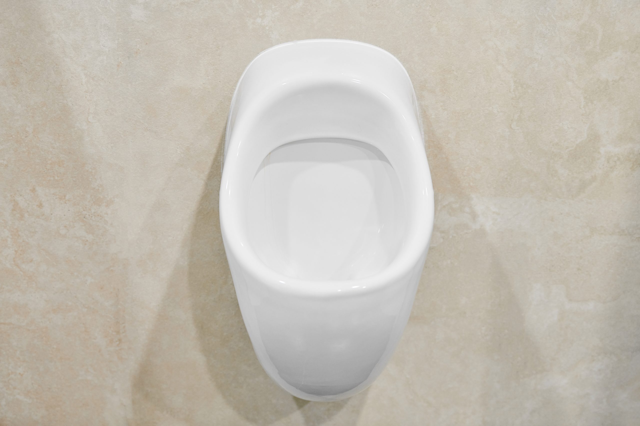 Urinarios que no usan agua ¿Cómo funcionan?