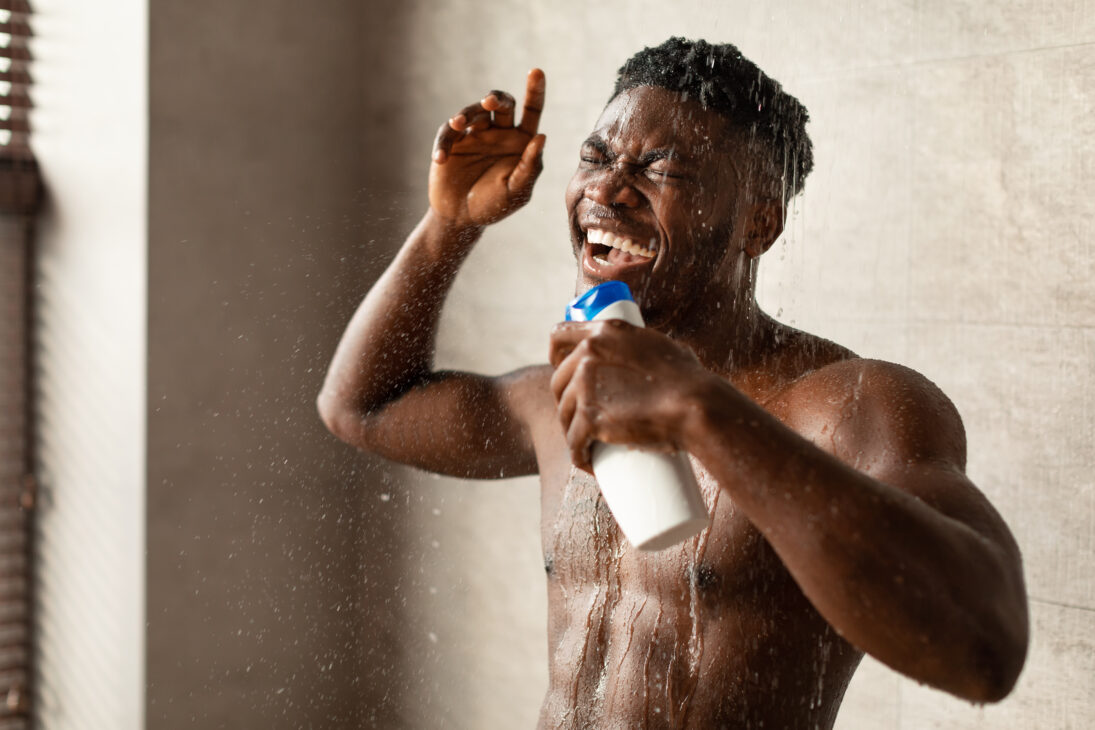 Hombre feliz en la ducha