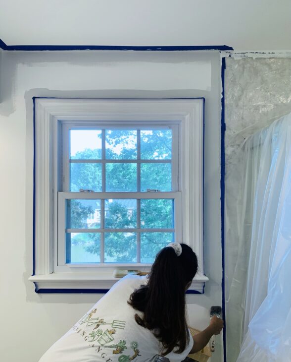 Mujer pintando un baño