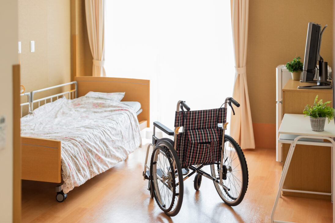 Habitación residencia ancianos con silla de ruedas