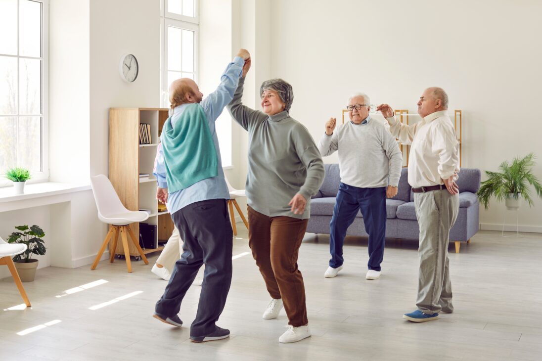 personas mayores felices bailan