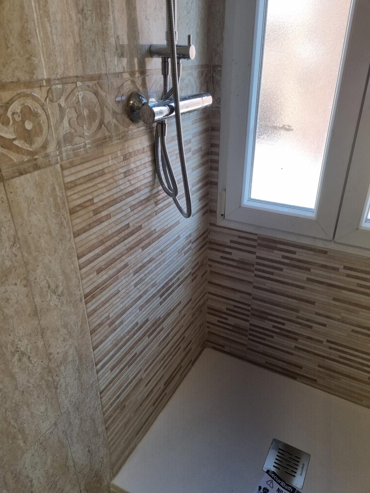 Después baño con ventana y cenefa 1