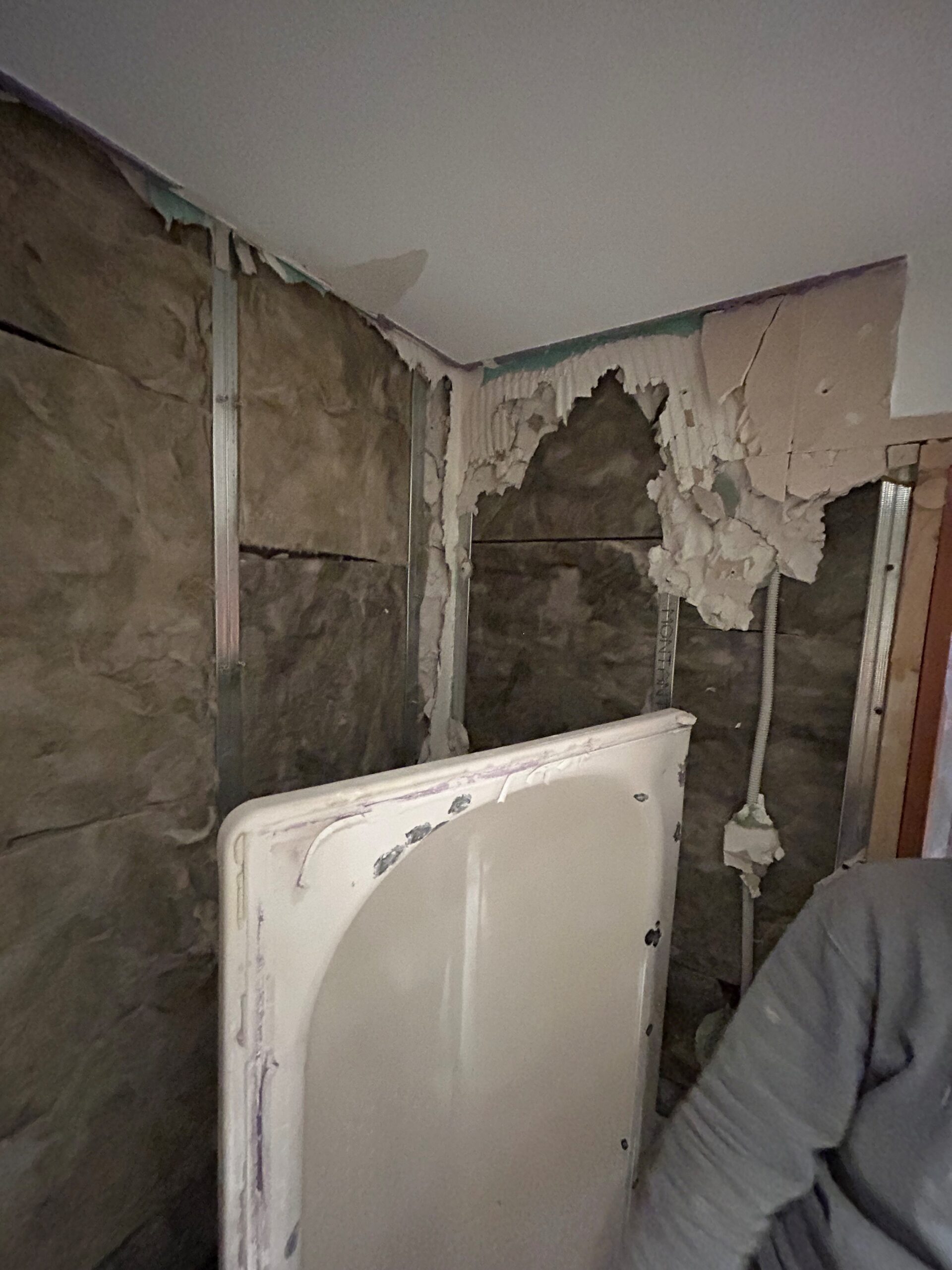 proceso-OBRA-bano-azulejo-escamas-2