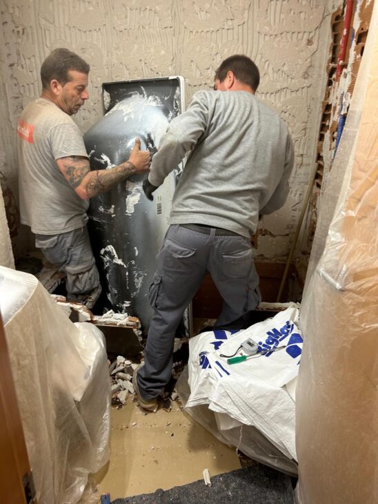 Operarios sacando al bañera