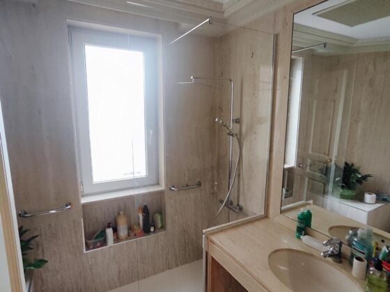 Cambio de bañera por plato de ducha en baño señorial de Recoletos: elegancia sin renunciar a la seguridad