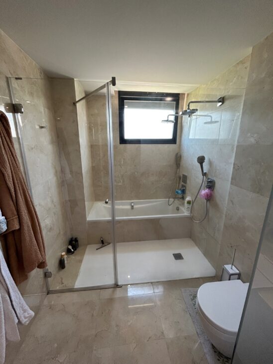 Bañera y plato de ducha estado inicial del baño