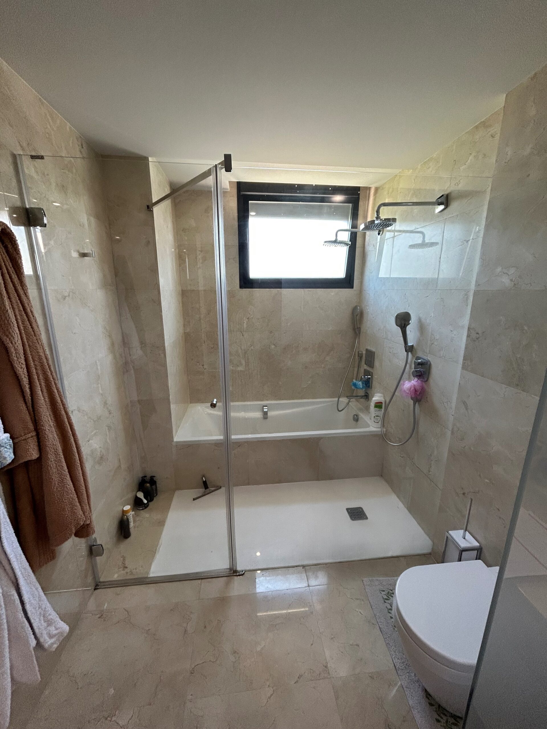Bañera y plato de ducha estado inicial del baño