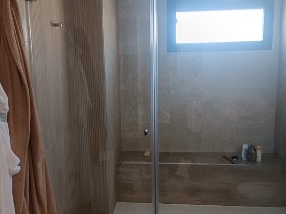 Cambio de bañera por plato de ducha en un baño con mármol: una transformación elegante y funcional