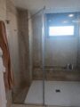 Cambio de bañera por plato de ducha en un baño con mármol: una transformación elegante y funcional