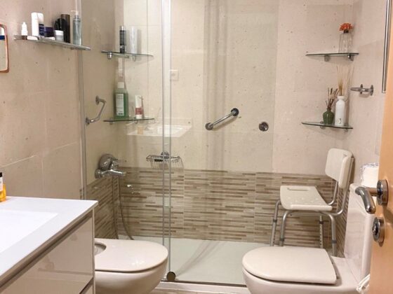 Cambio de ducha en Madrid: seguridad real con plato antideslizante y mampara walk-in