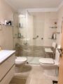 Cambio de ducha en Madrid: seguridad real con plato antideslizante y mampara walk-in