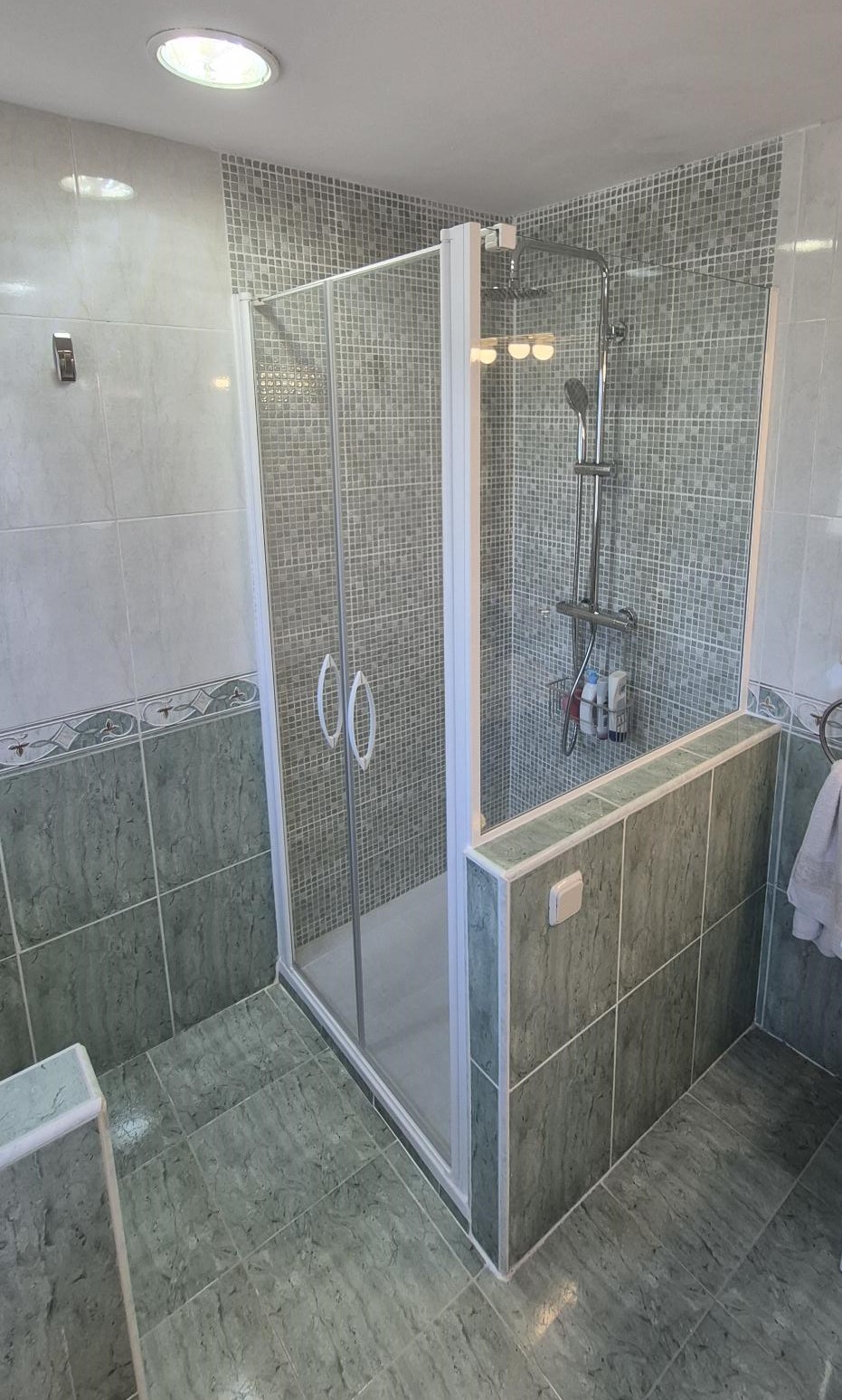 Ducha antideslizante en esquina: mínimo cambio, máxima seguridad