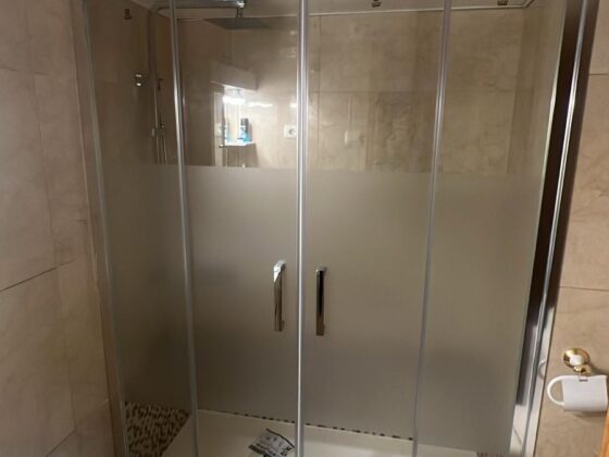 Reforma en Embajadores: cambio de bañera por ducha con techo bajo y mampara a medida