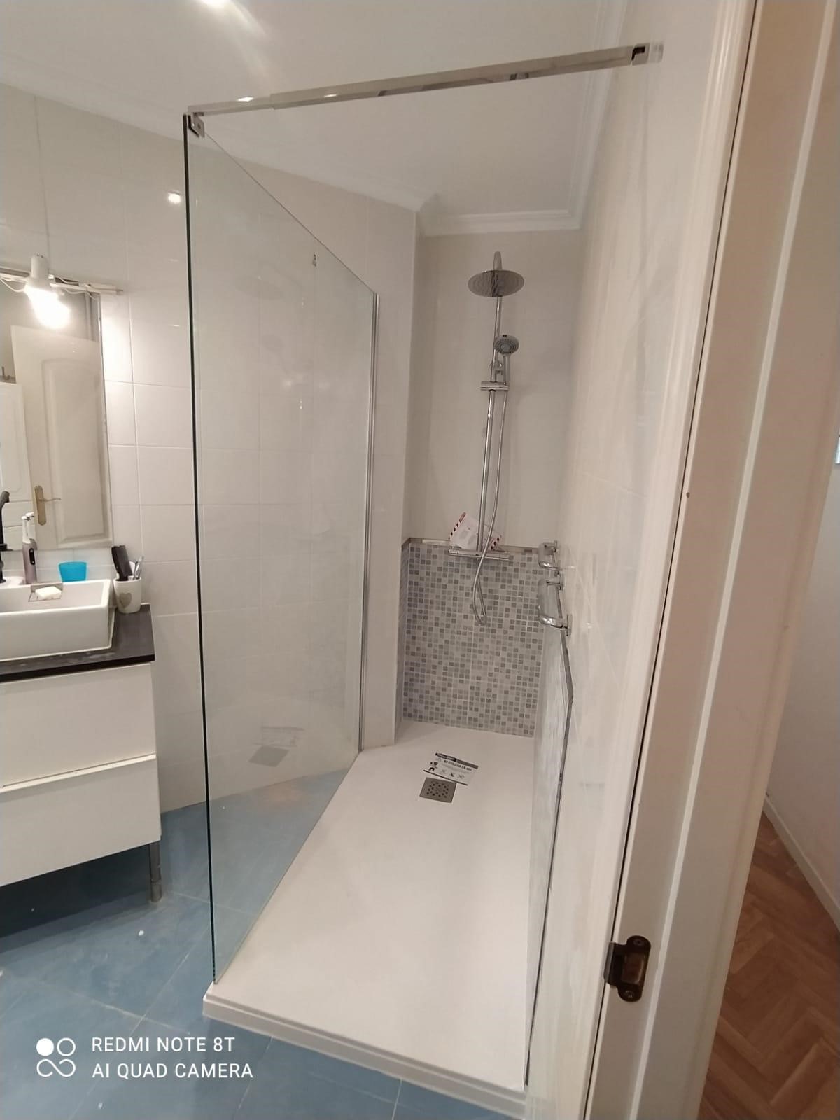 Resultado final del cambio de bañera pro plato de ducha con ángulo 45º