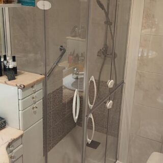 Cambio de bañera por ducha con mampara asistencial en esquina: accesibilidad sin obras invasivas en Chamartín