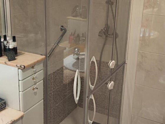 Cambio de bañera por ducha con mampara asistencial en esquina: accesibilidad sin obras invasivas en Chamartín