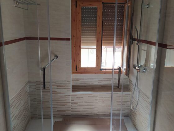 Adiós a la bañera semicircular: más estética, más comodidad, más ducha