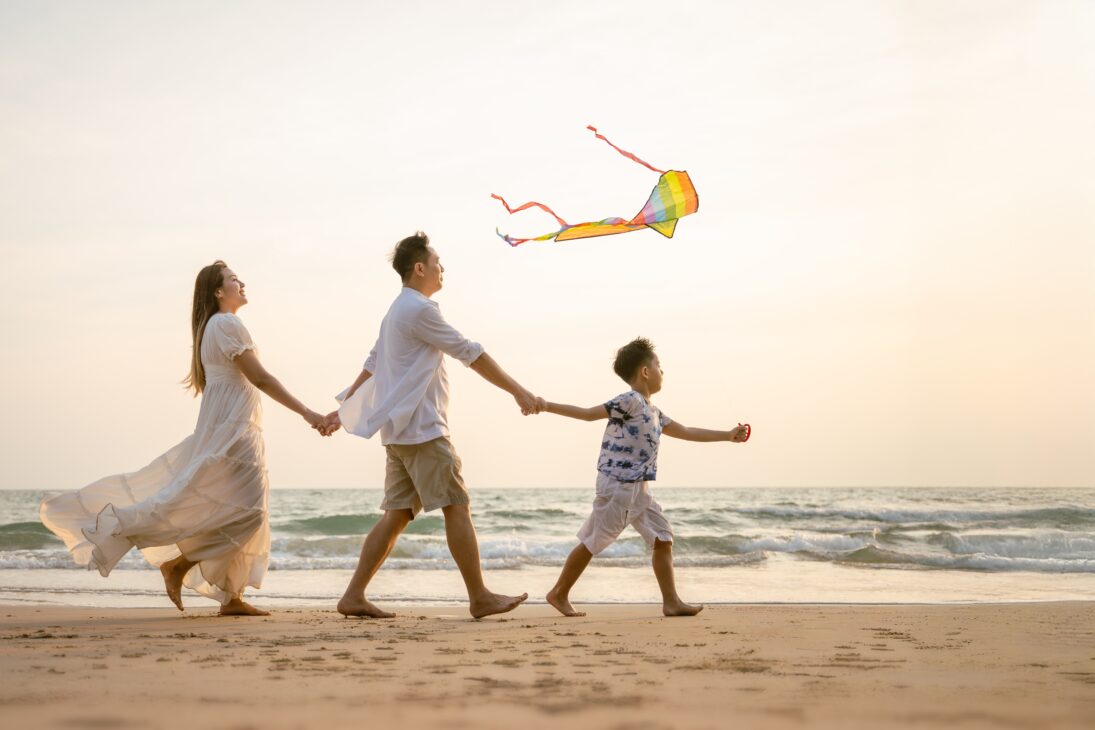 Familia en la playa verano