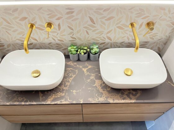 Un baño con un espacio angosto y ajustado convertido en un proyecto bonito