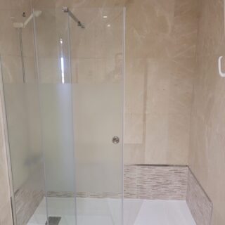 Antes y después – Mínima obra para cambio de bañera por plato de ducha con mampara abierta y perfil de transición