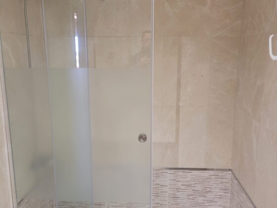 Antes y después – Mínima obra para cambio de bañera por plato de ducha con mampara abierta y perfil de transición