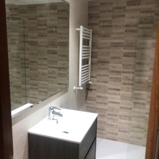 Antes y después – Cambiar la bañera por ducha y alicatado hasta la cenefa del baño