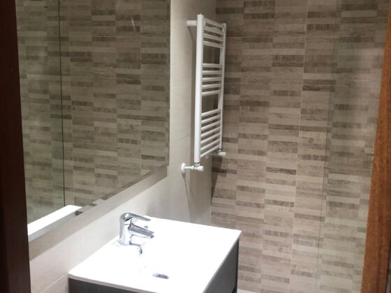 Antes y después – Cambiar la bañera por ducha y alicatado hasta la cenefa del baño