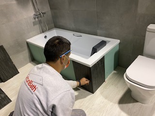 Antes y después: cambio de bañera por plato de ducha con mampara a medida