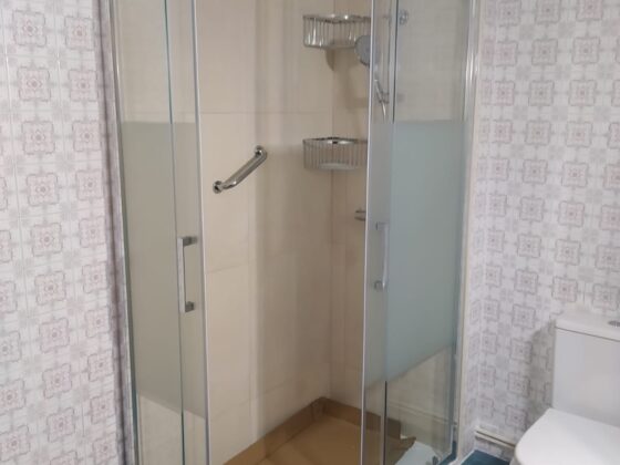 CAMBIO BAÑERA POR DUCHA CUANDO LAS TUBERIAS DE CALEFACCIÓN PASAN POR DEBAJO DE BAÑERA