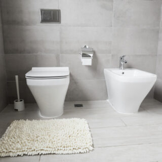 Cómo reformar un baño pequeño para que parezca más grande (y quede espectacular)