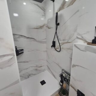 Instalar y colocar el plato de ducha al fondo: la mejor solución para baños pequeños