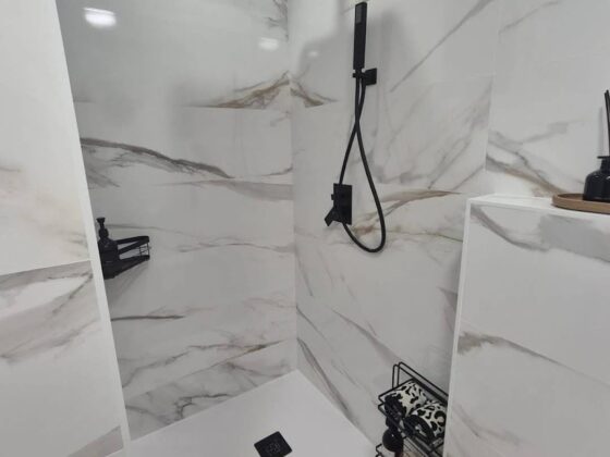 Instalar y colocar el plato de ducha al fondo: la mejor solución para baños pequeños