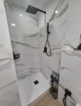 Instalar y colocar el plato de ducha al fondo: la mejor solución para baños pequeños