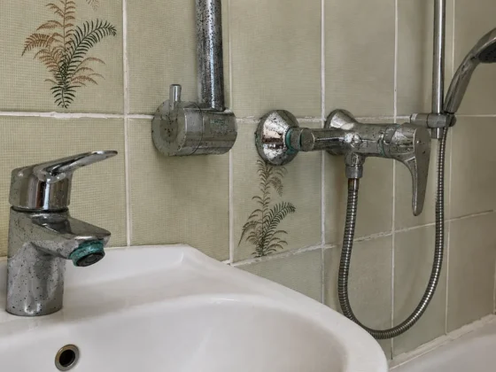 ¿Por qué aparecen manchas verdes o azules en tu grifería? La guía definitiva
