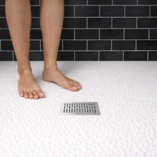 Cambia tu bañera por un plato de ducha antideslizante MAX GRIP de la marca SecuriBath y gana protección, espacio y tranquilidad