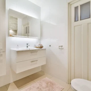 Espejo de baño con luz: lo que debes decidir antes de instalarlo
