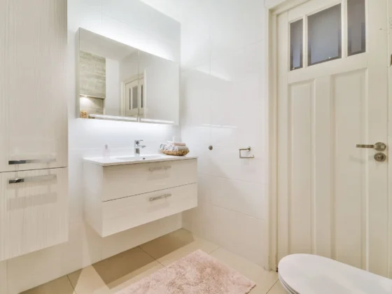 Espejo de baño con luz: lo que debes decidir antes de instalarlo